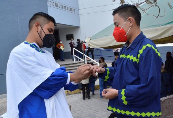 Contrae matrimonio la primera pareja gay rarámuri en Chihuahua