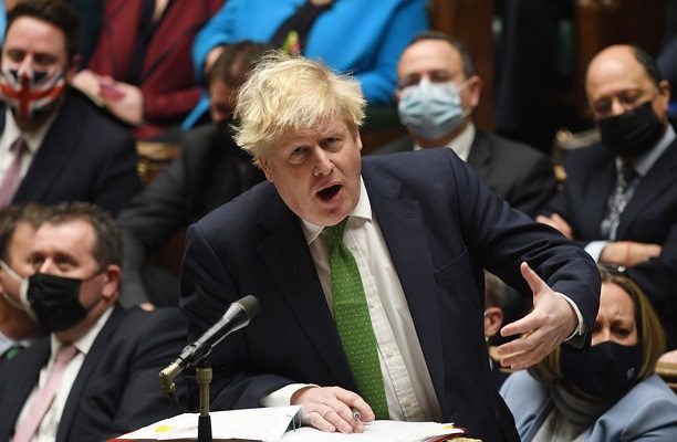 Boris Johnson asegura que no dimitirá pese a críticas por violar confinamiento