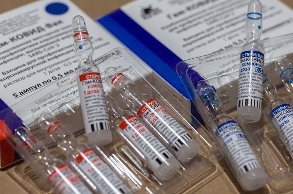 Creadores de la Sputnik V aseguran una "fuerte protección" contra Ómicron