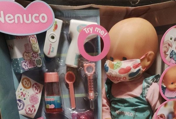 El 'nenucovid', muñeco con un kit para la pandemia, se vuelve viral en redes