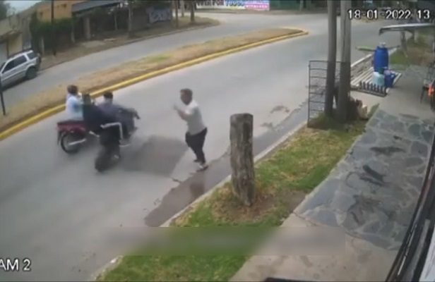 Con “rejazo”, hombre detuvo a un par de ladrones que huían en moto #VIDEO