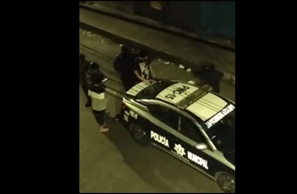 Exhiben a policías de Veracruz golpeando a jóvenes durante revisión #VIDEO
