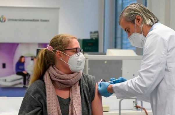 La UE insta a sus miembros a preparar la aplicación de la cuarta dosis