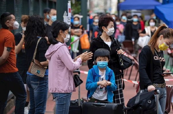 Hong Kong confina a 3 mil personas por brote de Covid-19