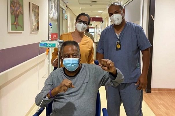 Pelé recibe el alta médica tras reingresar para un tratamiento de rutina