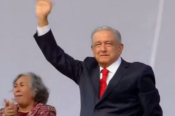 AMLO libra castigo por anunciar revocación de mandato desde el Zócalo