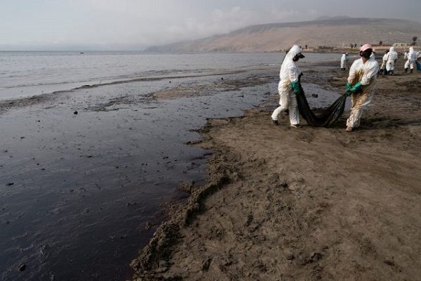 Perú declara emergencia ambiental en zona de derrame de petróleo de Repsol