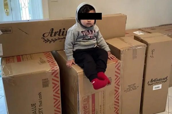 Niño gasta casi 2 mil dólares en muebles mientras jugaba con el celular de su mamá