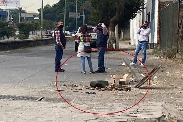 Hombre encerrado en coladera pide ayuda usando huesos de un cadáver, en Jalisco