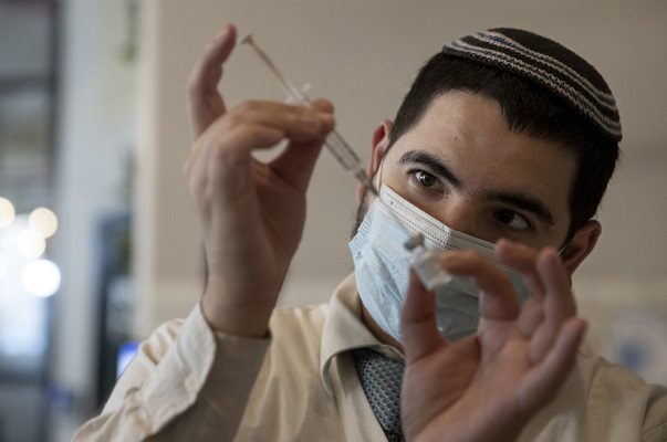 Cuarta dosis triplica protección ante casos graves en mayores de 60 años, señala estudio