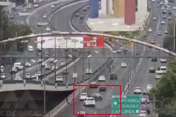 Invade carril y causó choque múltiple y volcadura, en Satélite #VIDEO