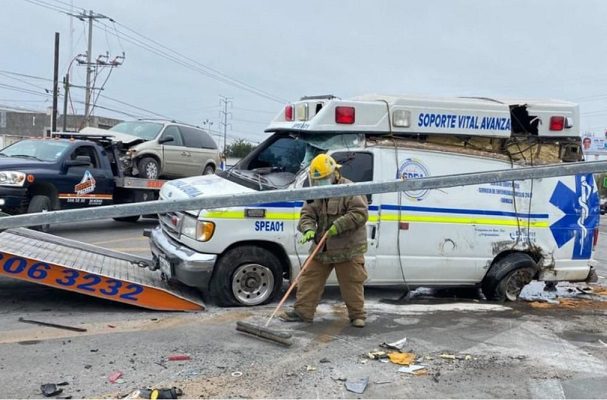 Seis heridos tras la volcadura de una ambulancia en Ciudad Victoria #VIDEO