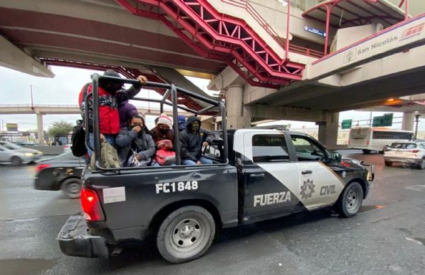 Ante fallas en el servicio, trasladan a usuarios de Metrorrey en patrullas