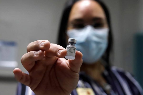 Pfizer inicia ensayos clínicos de vacuna contra la variante Ómicron