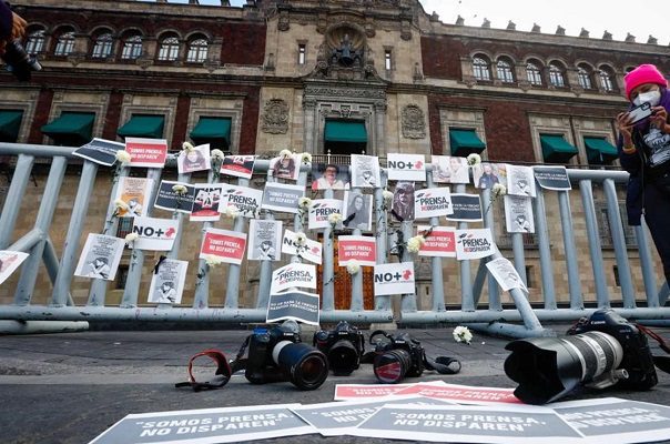 Periodistas protestan en Palacio Nacional por asesinato de comunicadores
