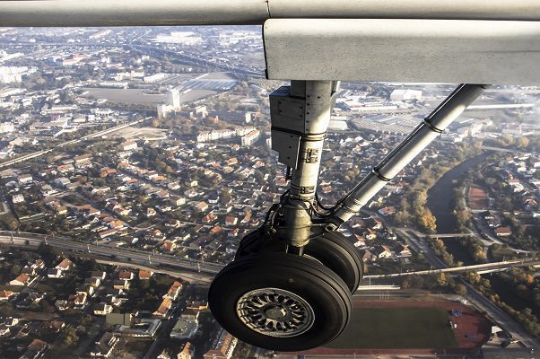 Joven llega vivo a Ámsterdam como polizón en vuelo de Sudáfrica