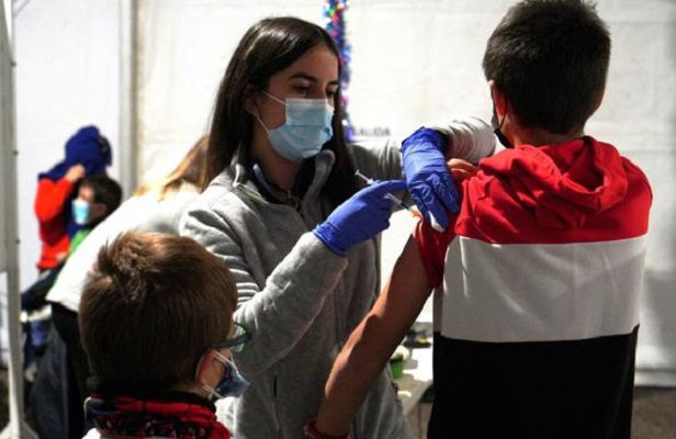 Tribunal federal ordena al Gobierno vacunar a dos niños de 6 y 11 años