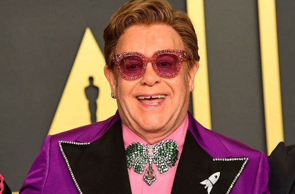 Elton John suspende conciertos en EU tras dar positivo a Covid-19