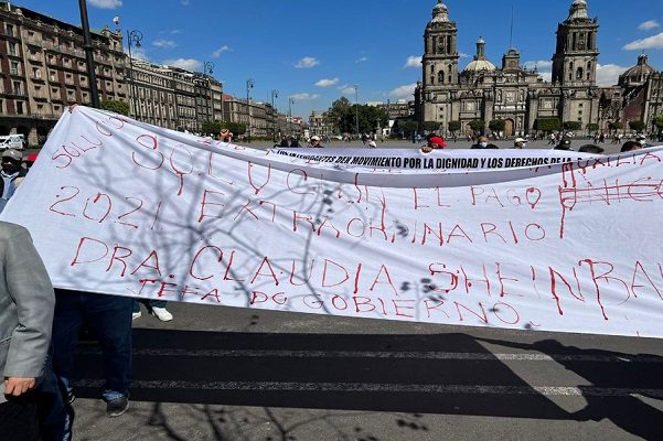 Expolicías de CDMX exigen pagos con manta pintada con su propia sangre