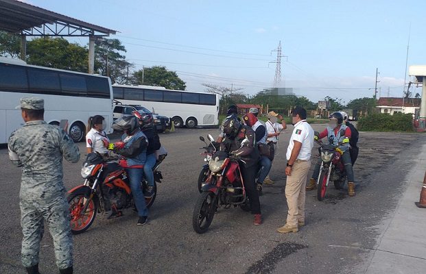 Detienen en Tabasco a 8 migrantes que eran transportados en motocicletas