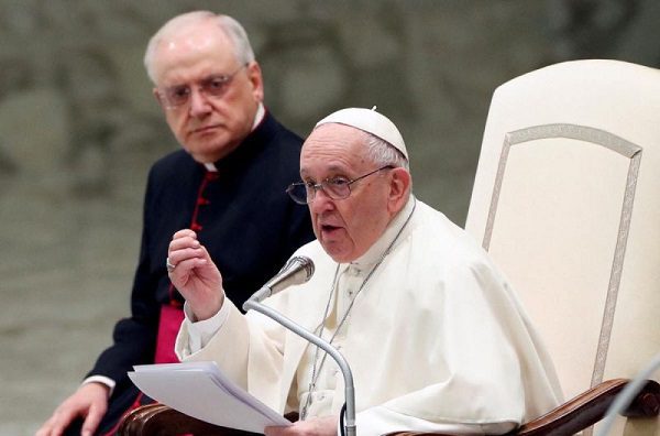 El Papa Francisco pide a padres no condenar a hijos por orientación sexual