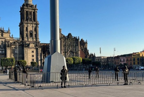 Blindan bandera de Zócalo capitalino ante posible marcha por caso Ayotzinapa