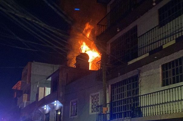 Cuatro heridos y perros rescatados tras incendio casa en Nezahualcóyotl