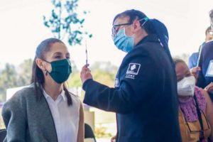 Claudia Sheinbaum recibe dosis de refuerzo contra Covid-19 en Tlalpan