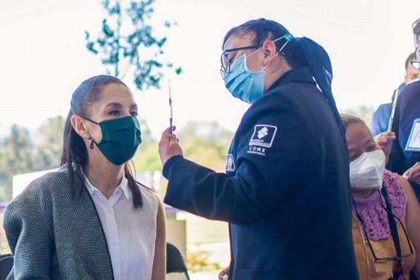 Claudia Sheinbaum recibe dosis de refuerzo contra Covid-19 en Tlalpan