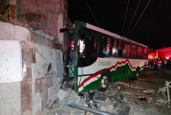 Fuerte accidente de camión de pasajeros deja al menos 40 lesionados, en Lerma