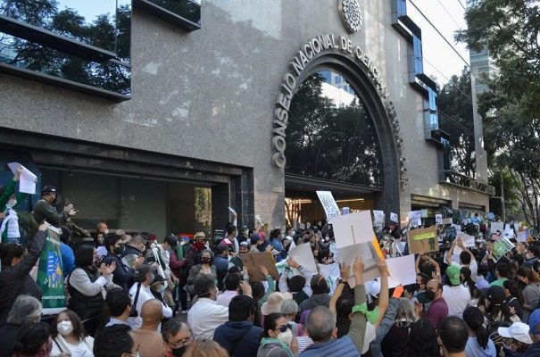 Conacyt niega suspensión de becas por participar en protestas o por embarazo