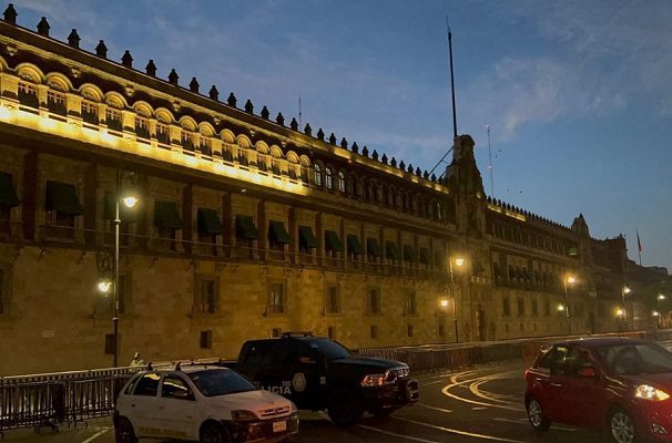 Palacio Nacional amanece con "juego de luces" por falla en alumbrado #VIDEO