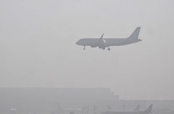 Dan 18 meses de prisión a mexicano que saltó desde un avión en despegue en LA