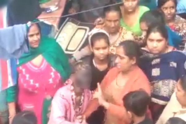 En India, joven es humillada en público tras ser violada en grupo #VIDEO