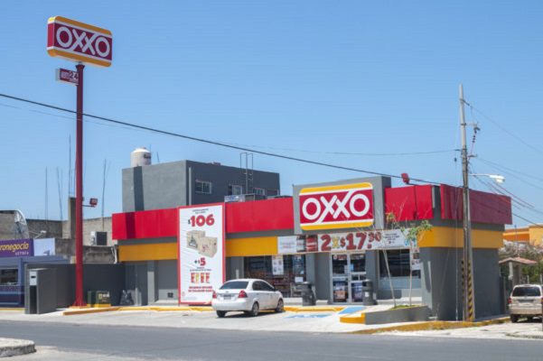 Oxxo le contesta a AMLO sobre impuestos y tarifas de luz