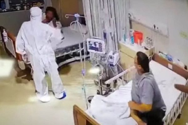 Paciente covid confunde a su médico con un fantasma #VIDEO