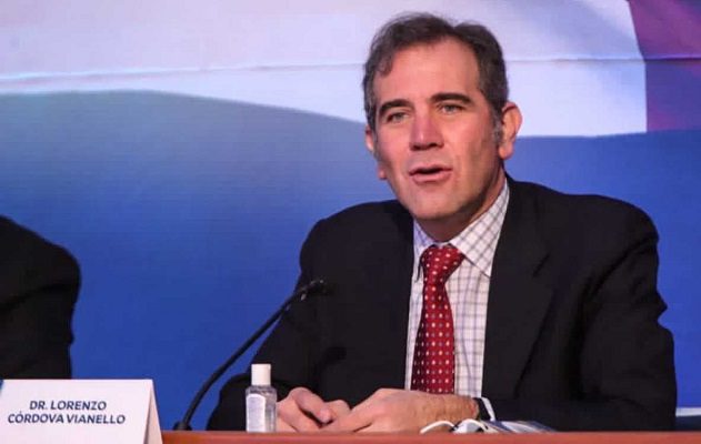 AMLO critica a Lorenzo Córdova por asistir a plenaria del PAN