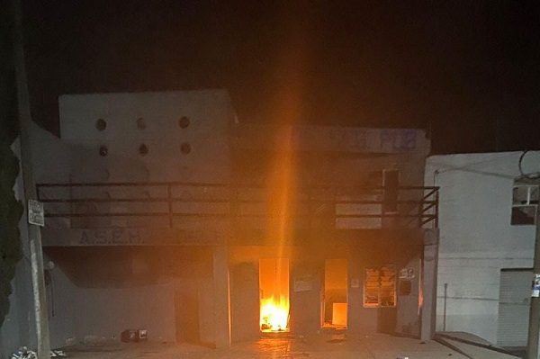 Turba incendia instalaciones de la policía en Actopan tras rescate de delincuentes #VIDEOS