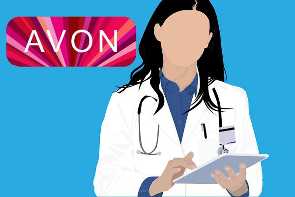 Doctora critica a enfermera por vender productos en catálogo y la llaman #LadyAvon