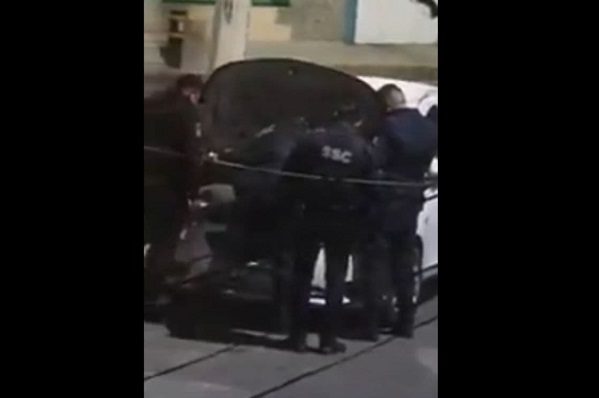 Exhiben a policías robando autopartes en calles de CDMX #VIDEO