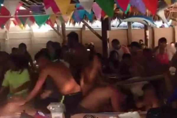 Captan en #VIDEO una nueva pelea de turistas en playa de Huatulco