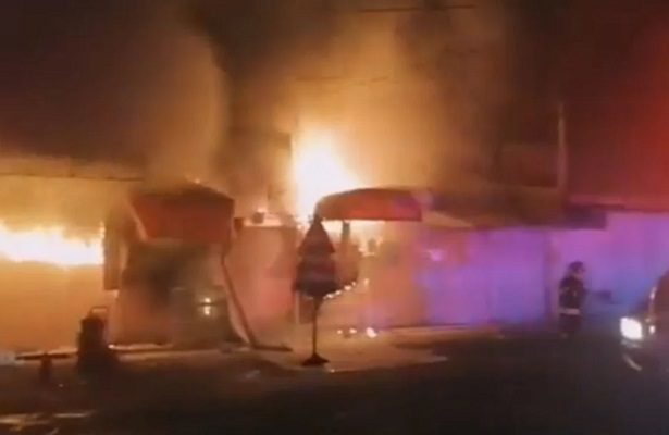Incendio consume el bazar de Lomas Verdes, en Naucalpan