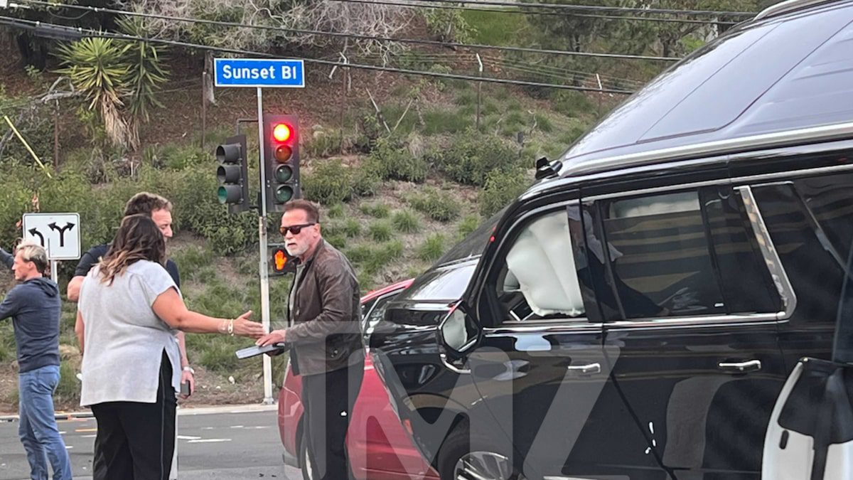 Arnold Schwarzenegger protagoniza accidente automovilístico