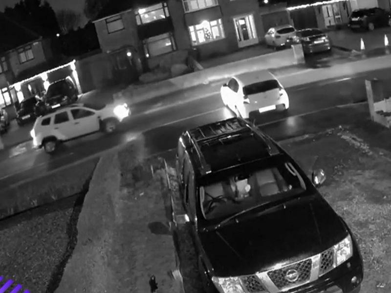 Auto sin conductor avanza hasta la carretera