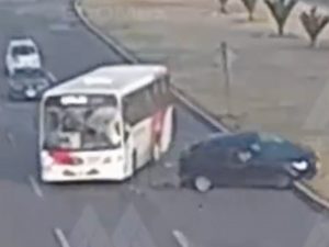 En Toluca, autobús embiste un auto y provoca su volcadura #VIDEO