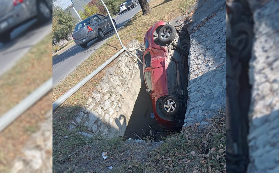 Camioneta vuelca y cae al desagüe