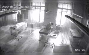 Cámaras de morgue captan el momento en que un “cadáver revive” #VIDEO