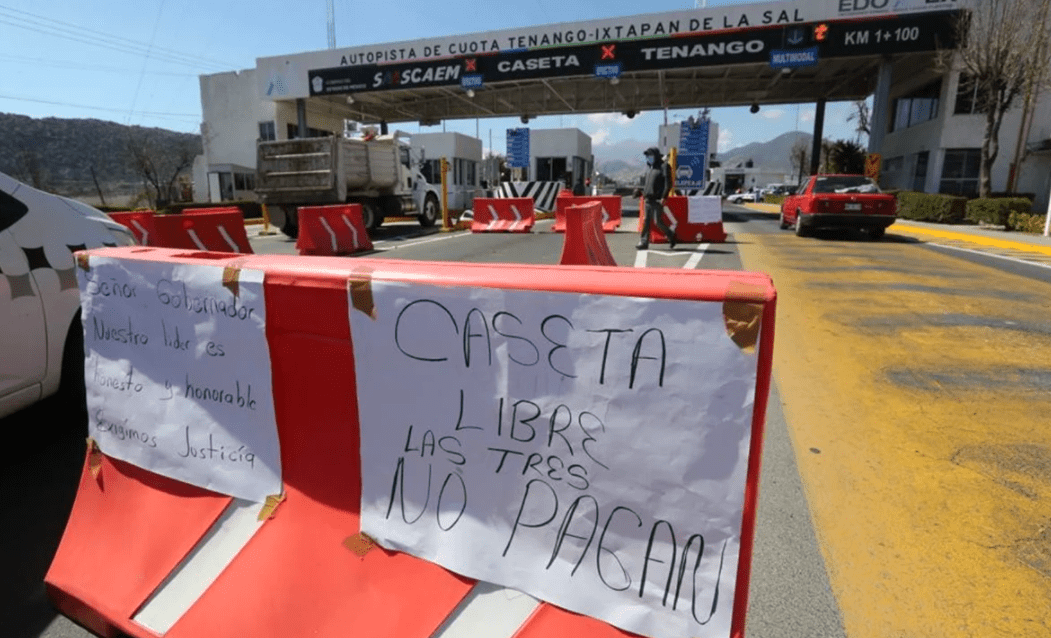 Taxistas toman caseta Tenango- Ixtapan de la Sal para liberar líder de organización