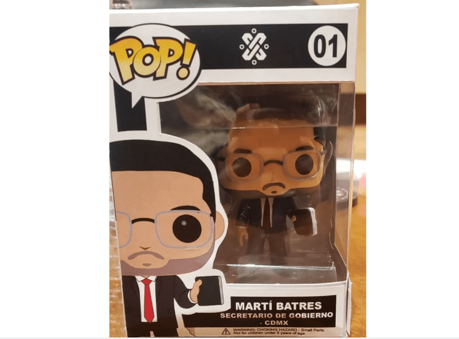 Martí Batres presume su propio Funko personalizado con todo y agenda