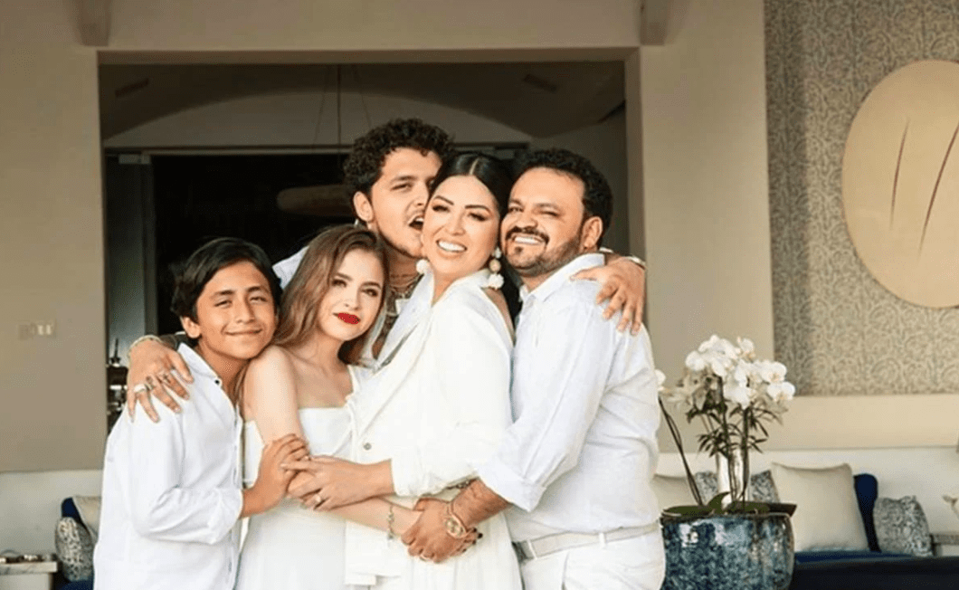 Acompañado de Belinda y su familia, Christian Nodal celebra sus 23 años